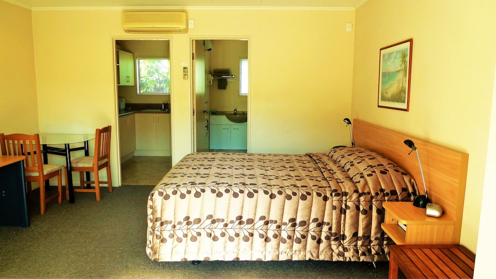 Tudor Lodge Motel 19/75