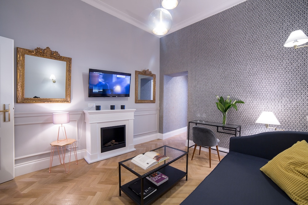Grand Master Suites 54/74