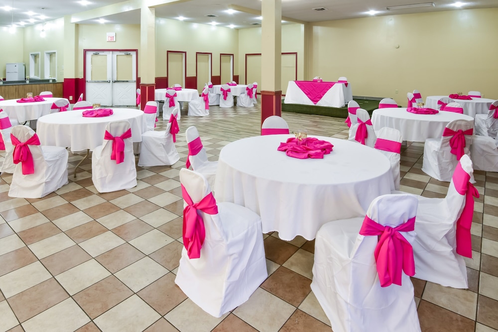 Columbus Grand Hotel and Banquet Center 29/33