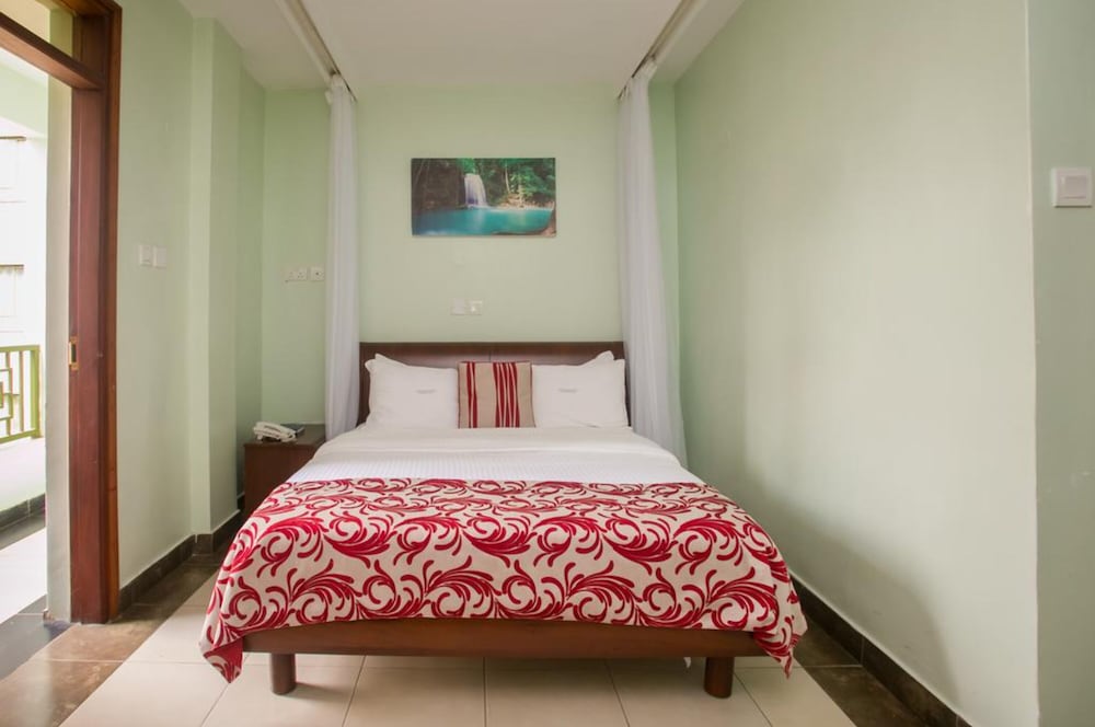 Desmond Tutu Guest House 6/23