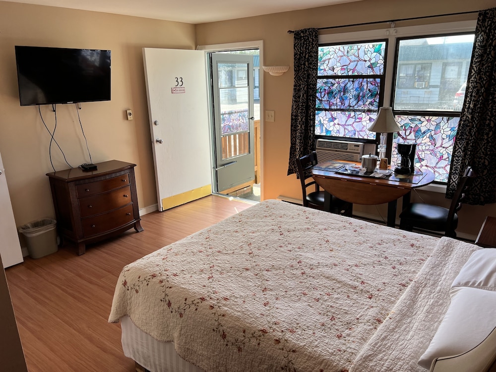 Medium, Queen Bed