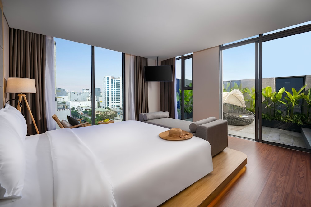 TOWER, STANDARD, SUITE, KING BED