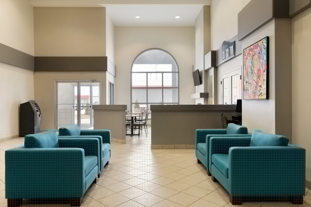 Days Inn by Wyndham Steinbach 34/43