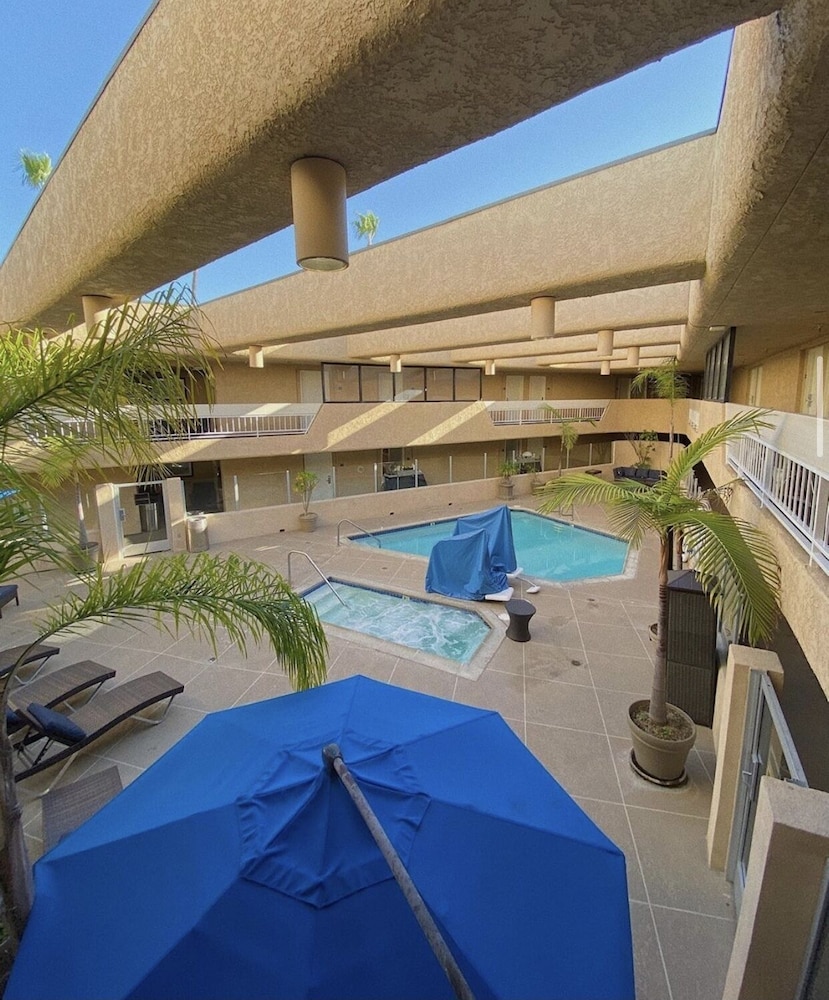 Pacific Inn 36/65