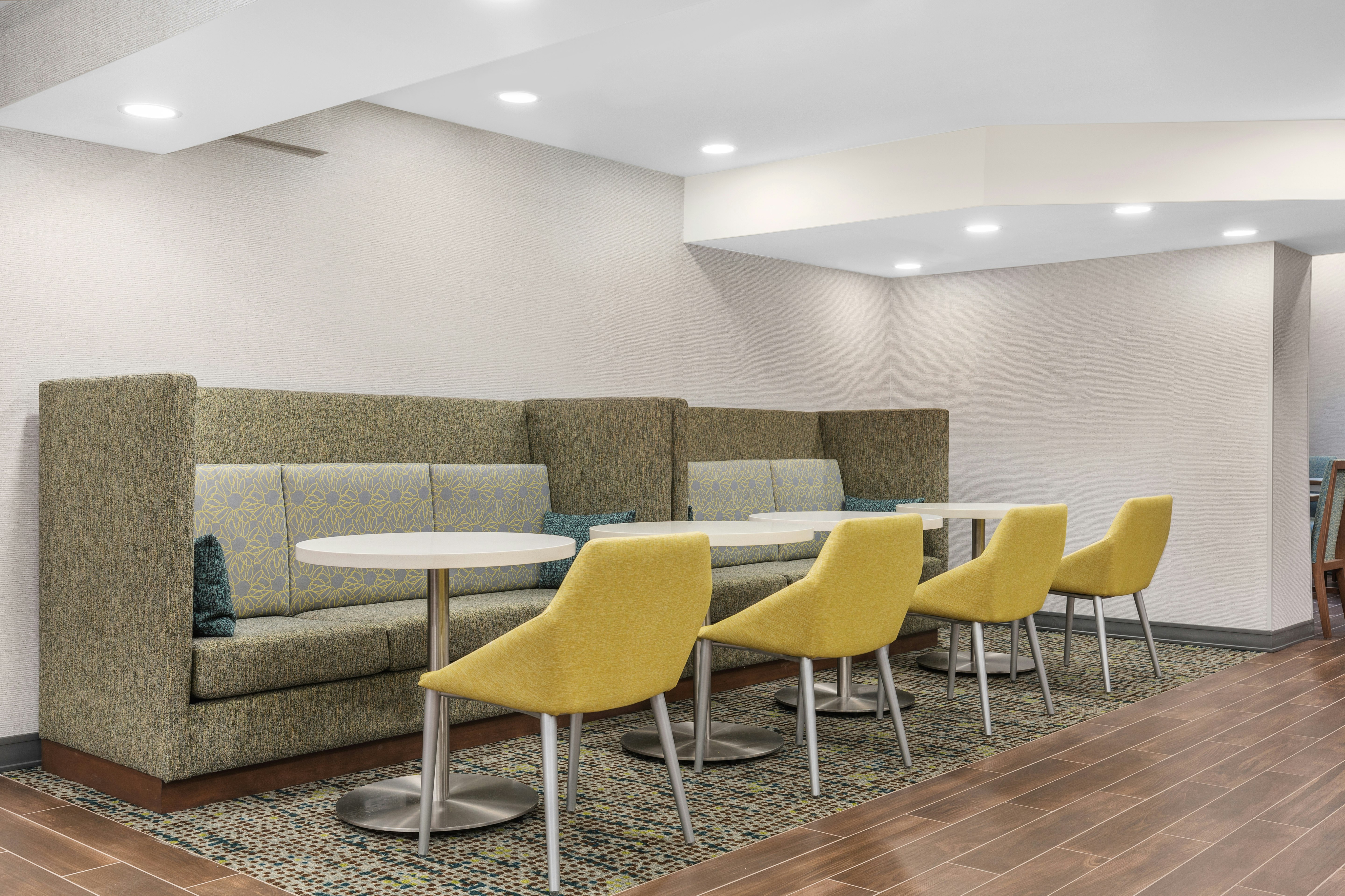 Hampton Inn & Suites by Hilton Toronto Downtown 16/18