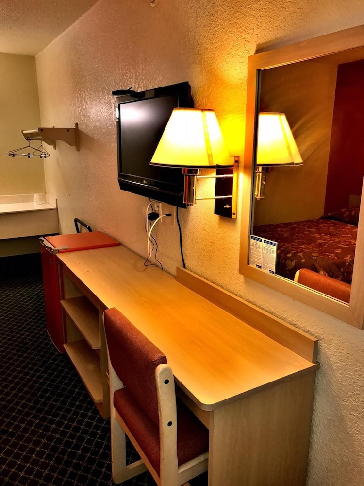 Americas Best Inns Moline 20/23
