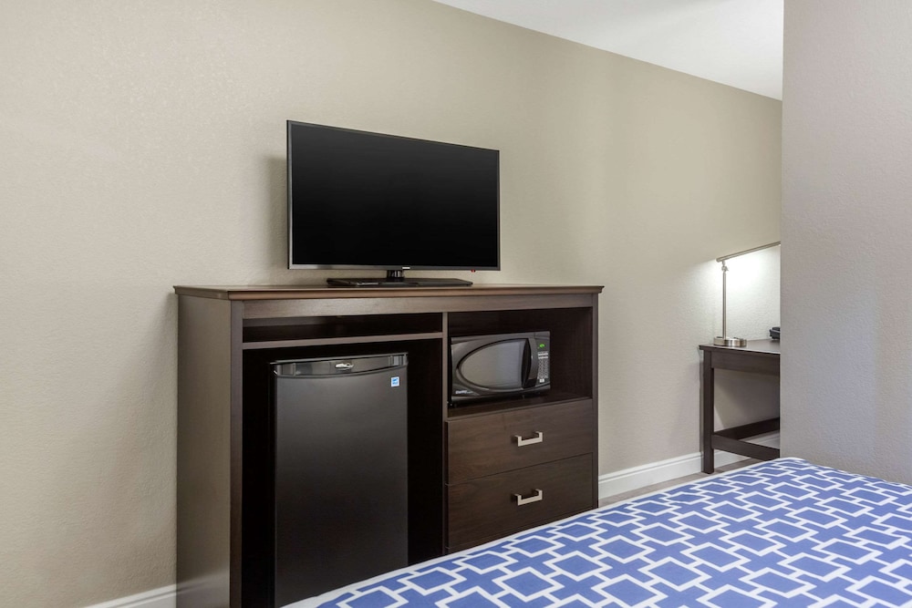 Rodeway Inn and Suites Ontario 21/45