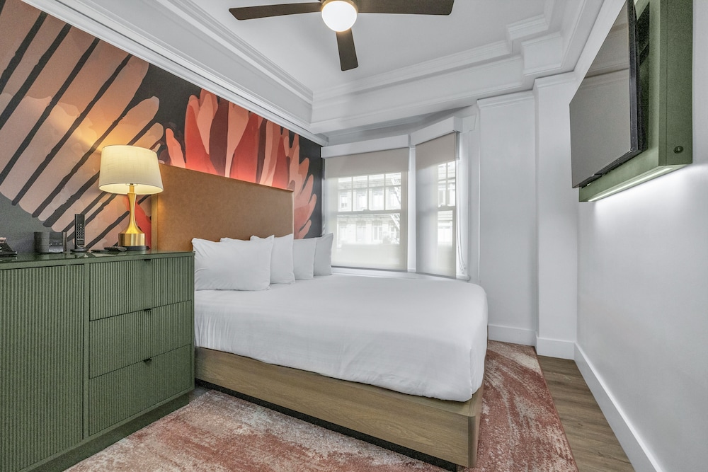 ROOM, QUEEN BED