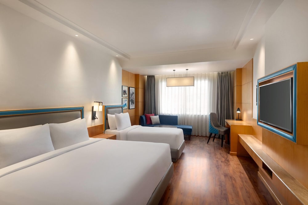 غرفة بسرير كينج وسرير فردي