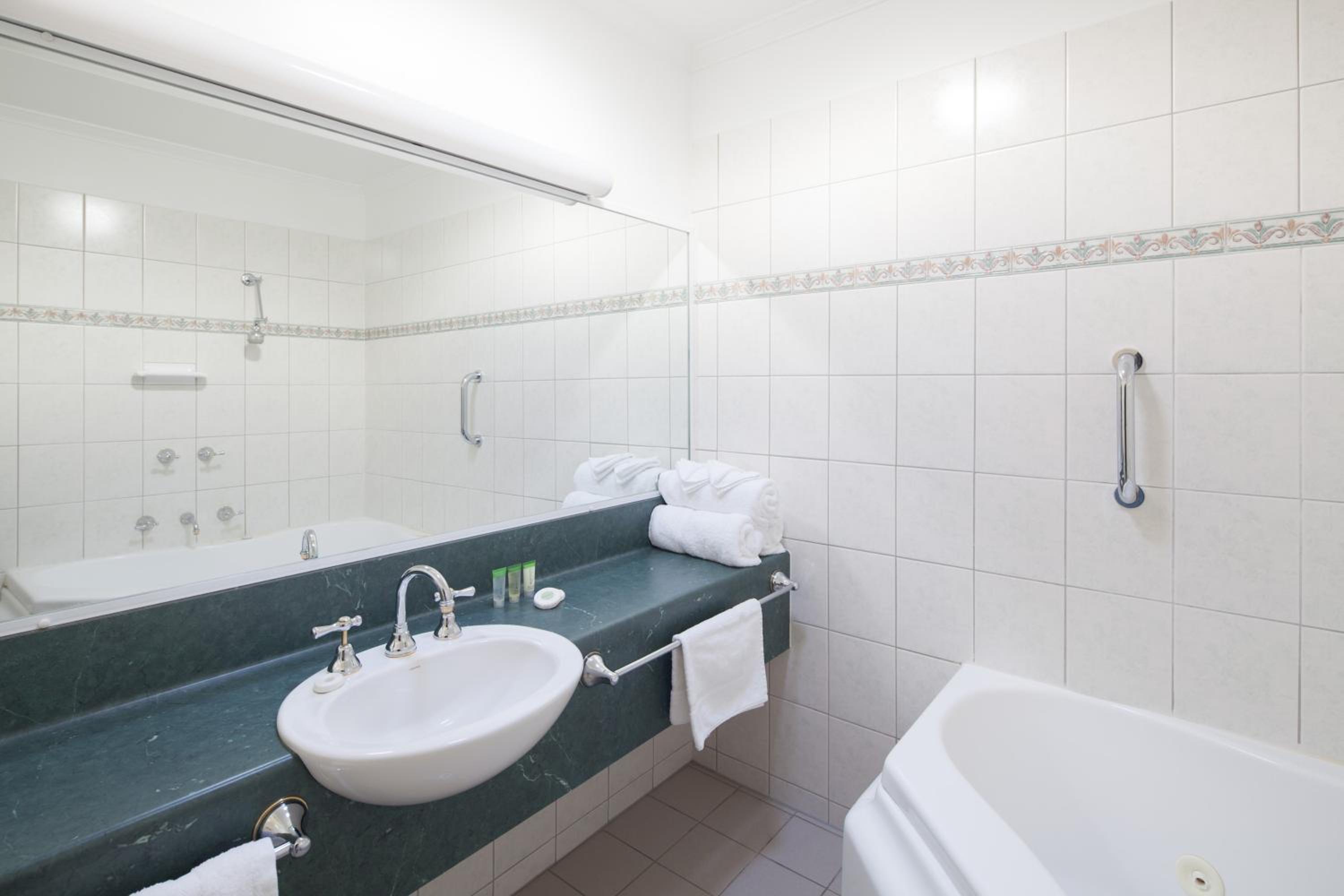 Spa, Executive, 1 Queen and 1 Single Bed