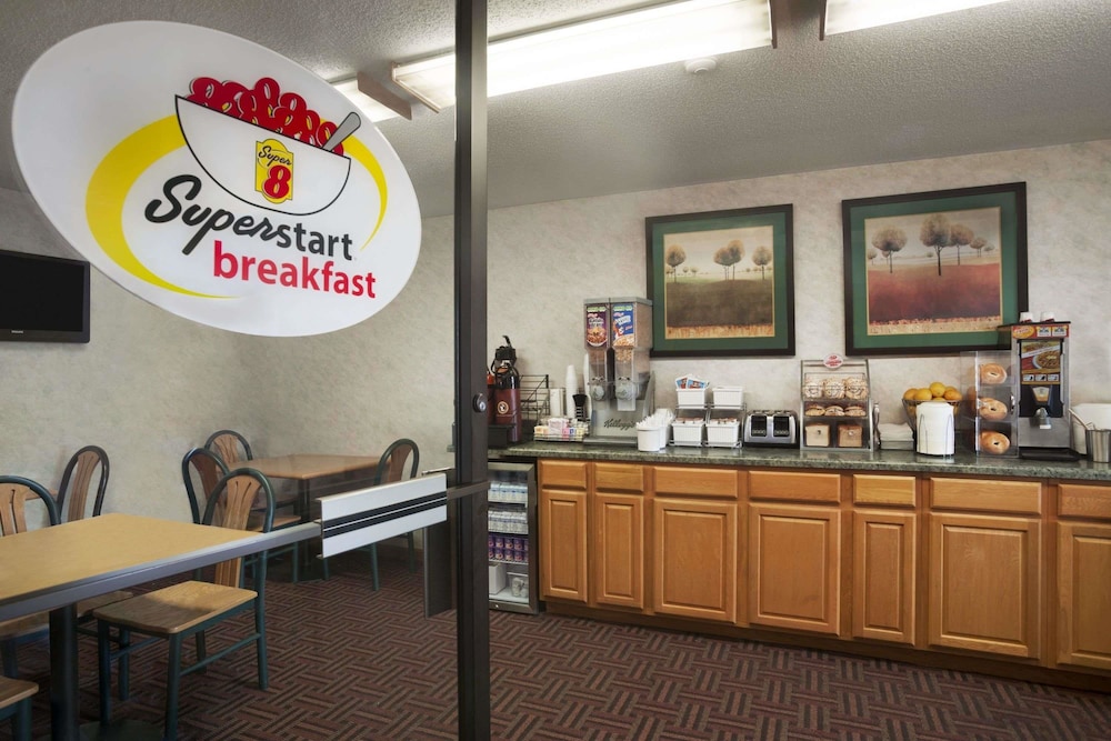 Super 8 By Wyndham Peoria 21/31