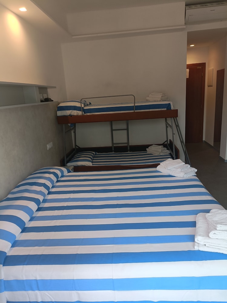 Hotel Ambasciata 8/36