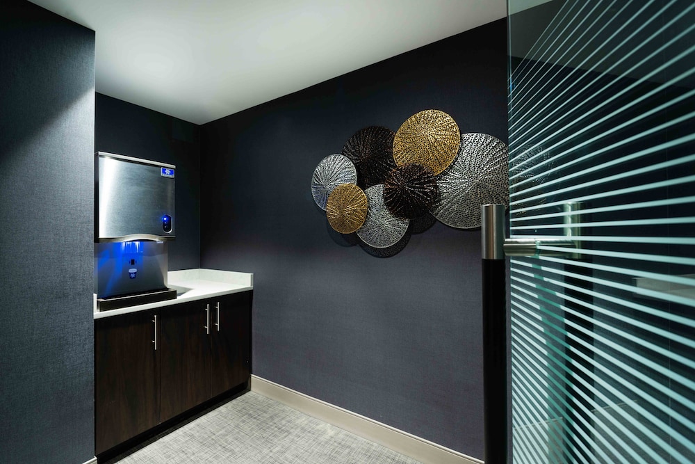 Staybridge Suites Quincy 24/67