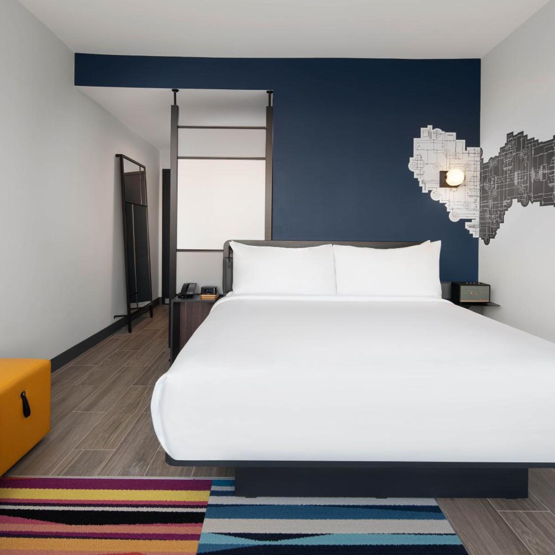 Guest Room, King Bed