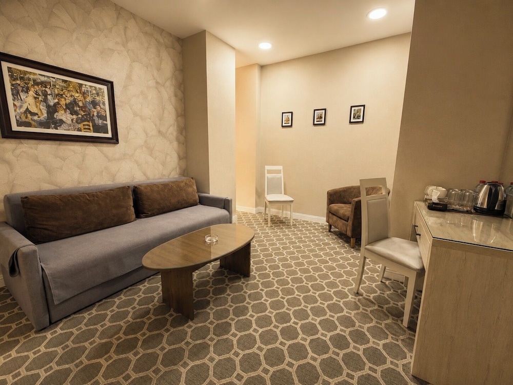 West Shine Hotel 39/48