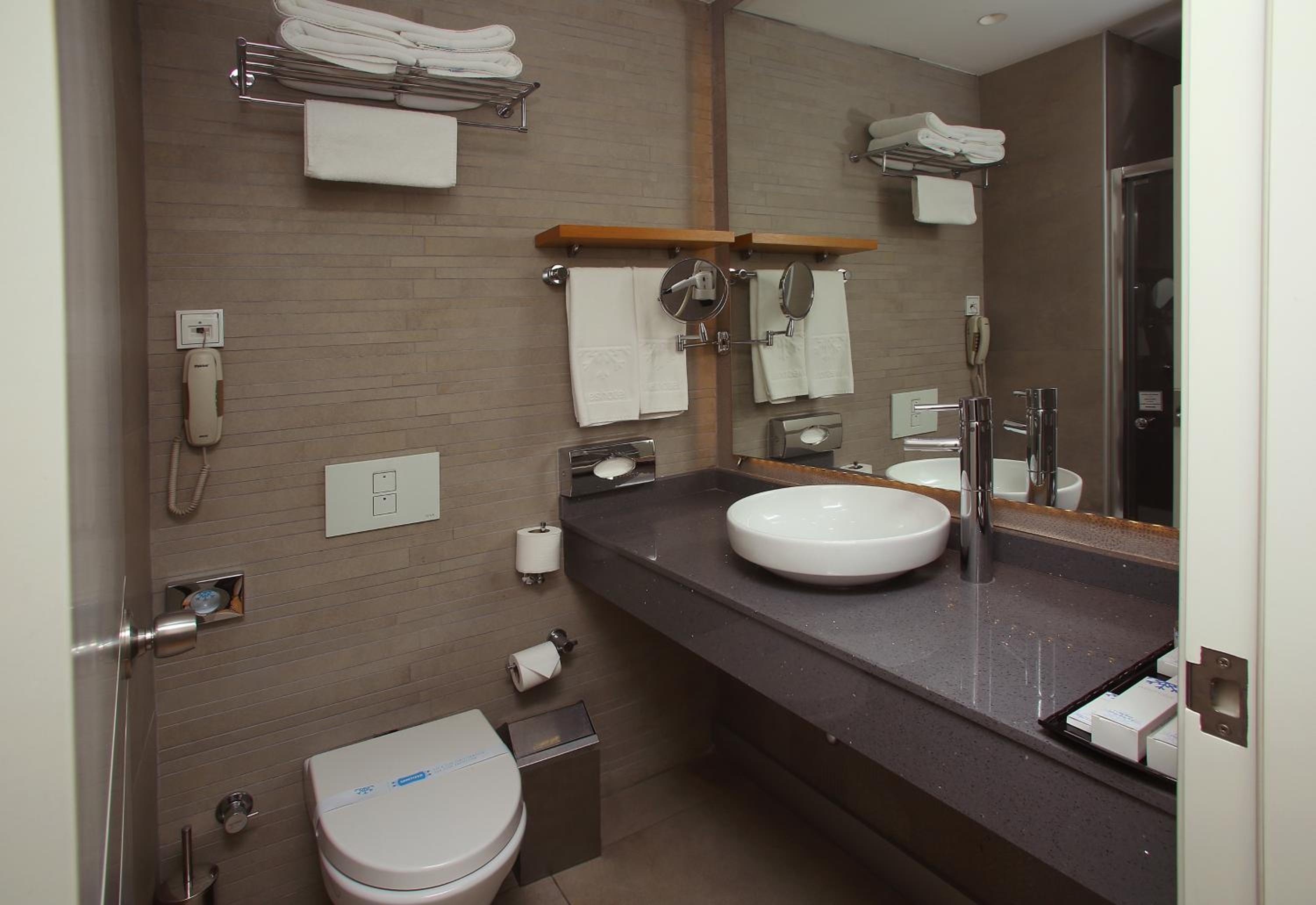 Wes Hotel 53/55