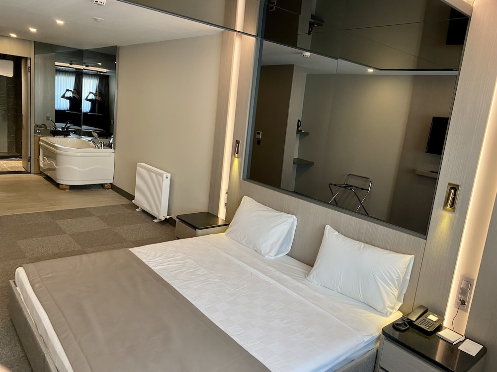 Triada Hotel Karakoy 12/65