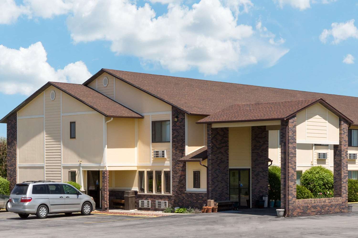 Super 8 Perry Ia 15/16