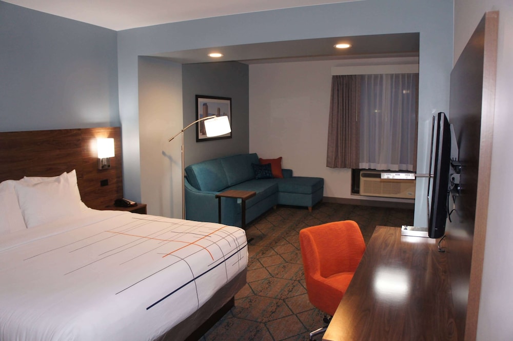 La Quinta Inn & Suites by Wyndham Littleton 11/34