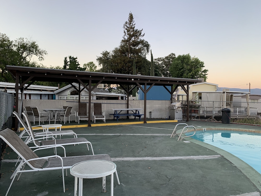 Regency Inn 2/37