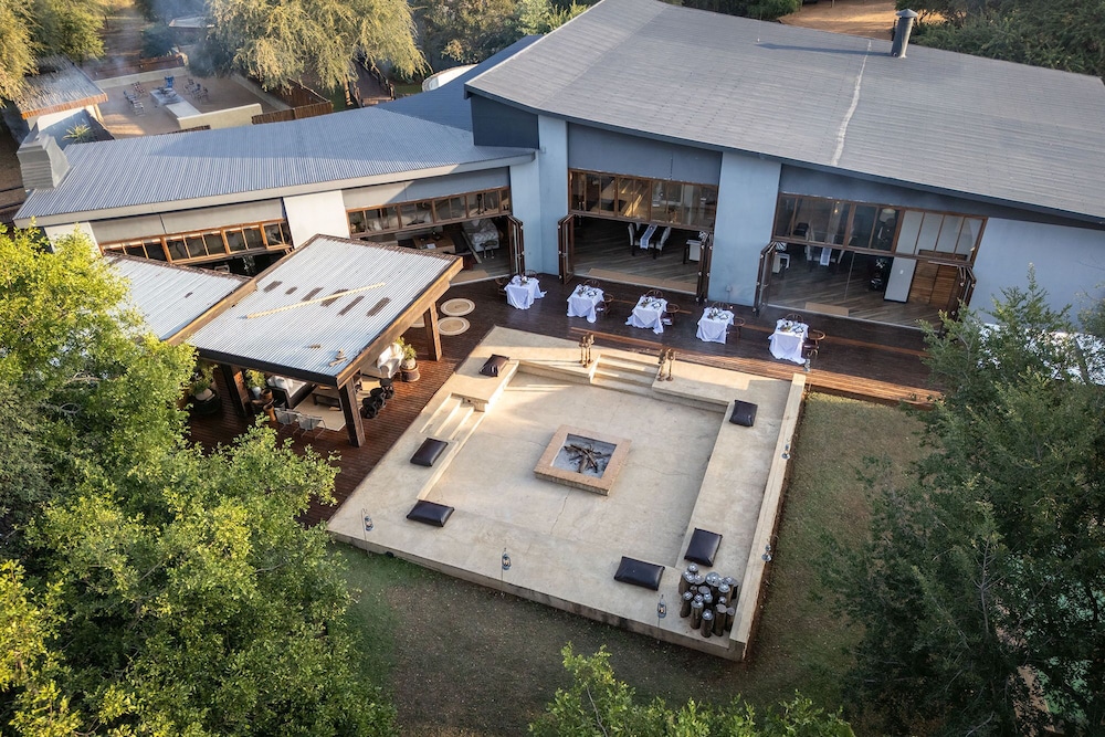 Becks Safari Lodge 6/77