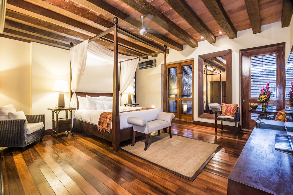 Ananda Hotel Boutique 50/70