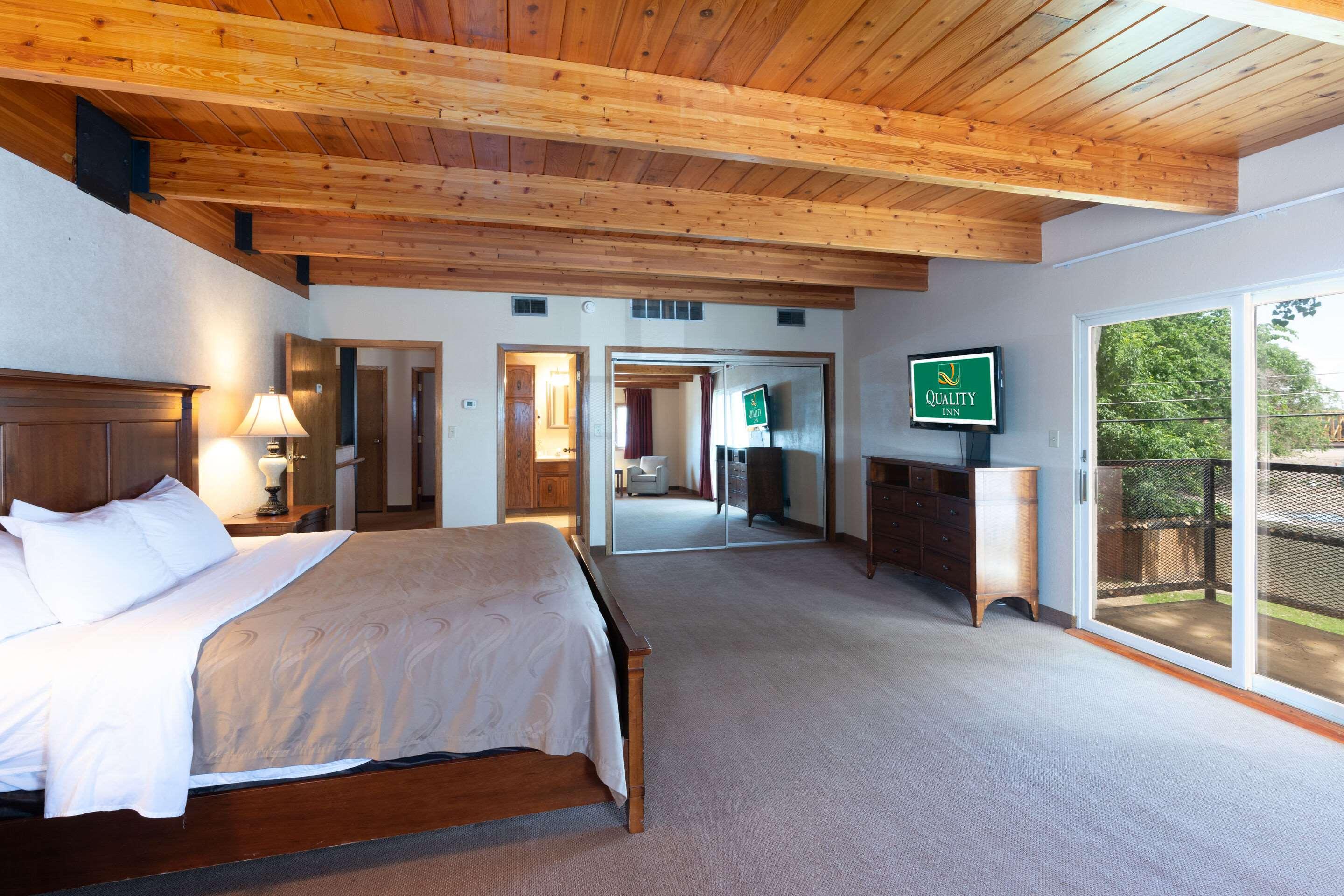 Efficiency, Suite, 2 King Beds, 2 Queen Beds