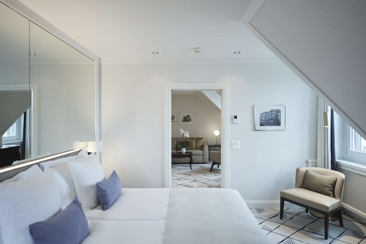 Lifestyle, Suite, King Bed, Plaza View, River View