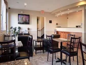 Super 8 by Wyndham Gainesville I-75 Hospital/University Area 19/25
