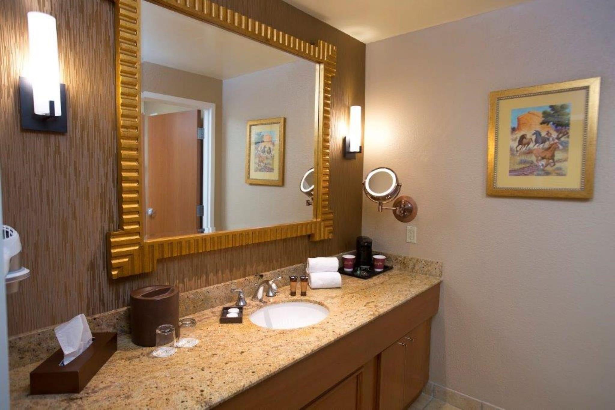 غرفة بسريرين كوين بإطلالة، South Point Hotel Casino and Spa 4/4