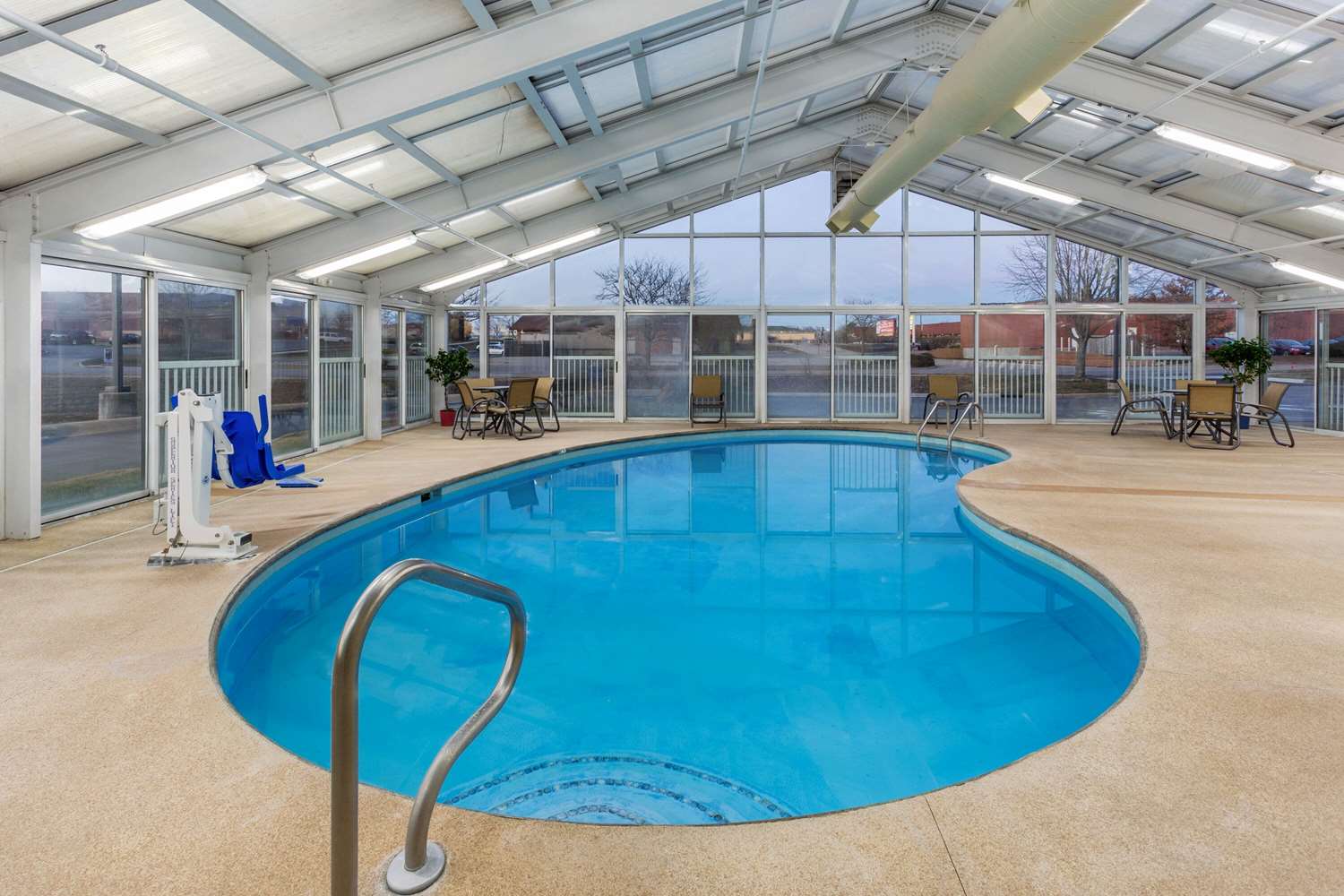 La Quinta Inn Suites Rockford 33/54