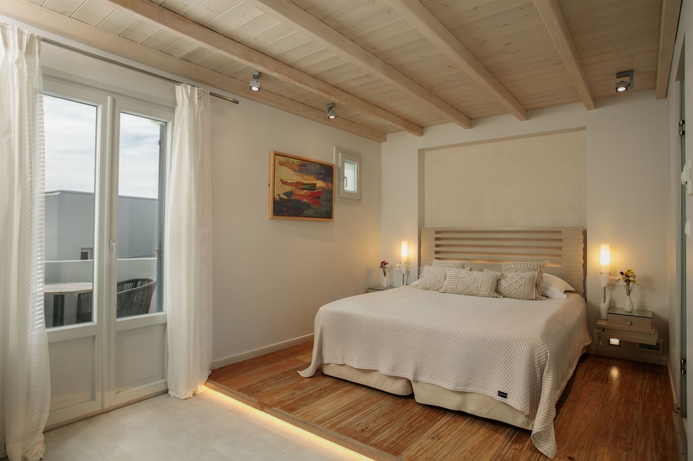 STANDARD, SEA VIEW