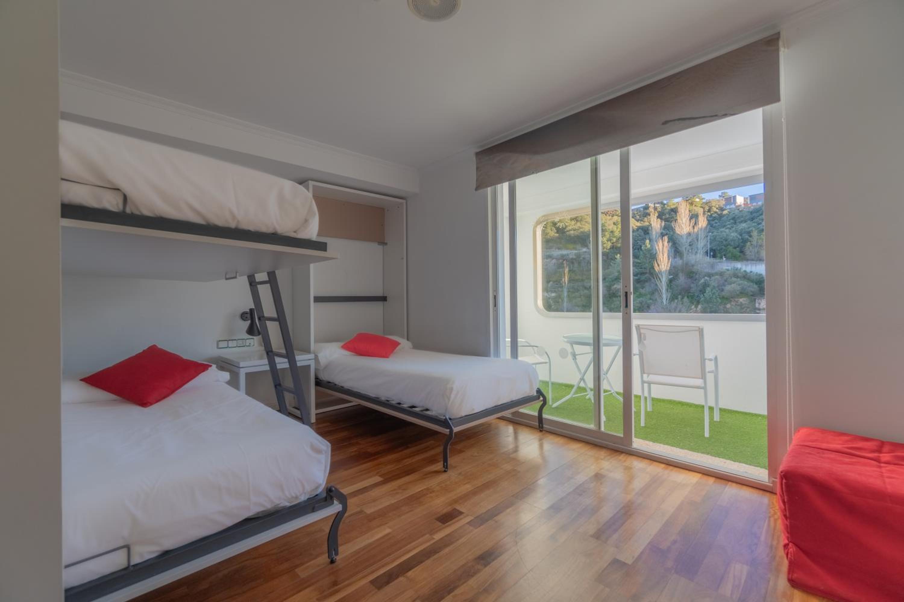 غرفة ثلاثية بشرفة، Nayade hotel 2/7