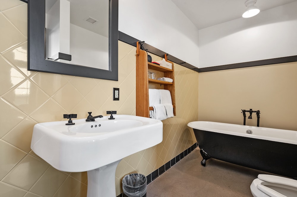 Deluxe, King Bed, The Maverick by Casa 5/5