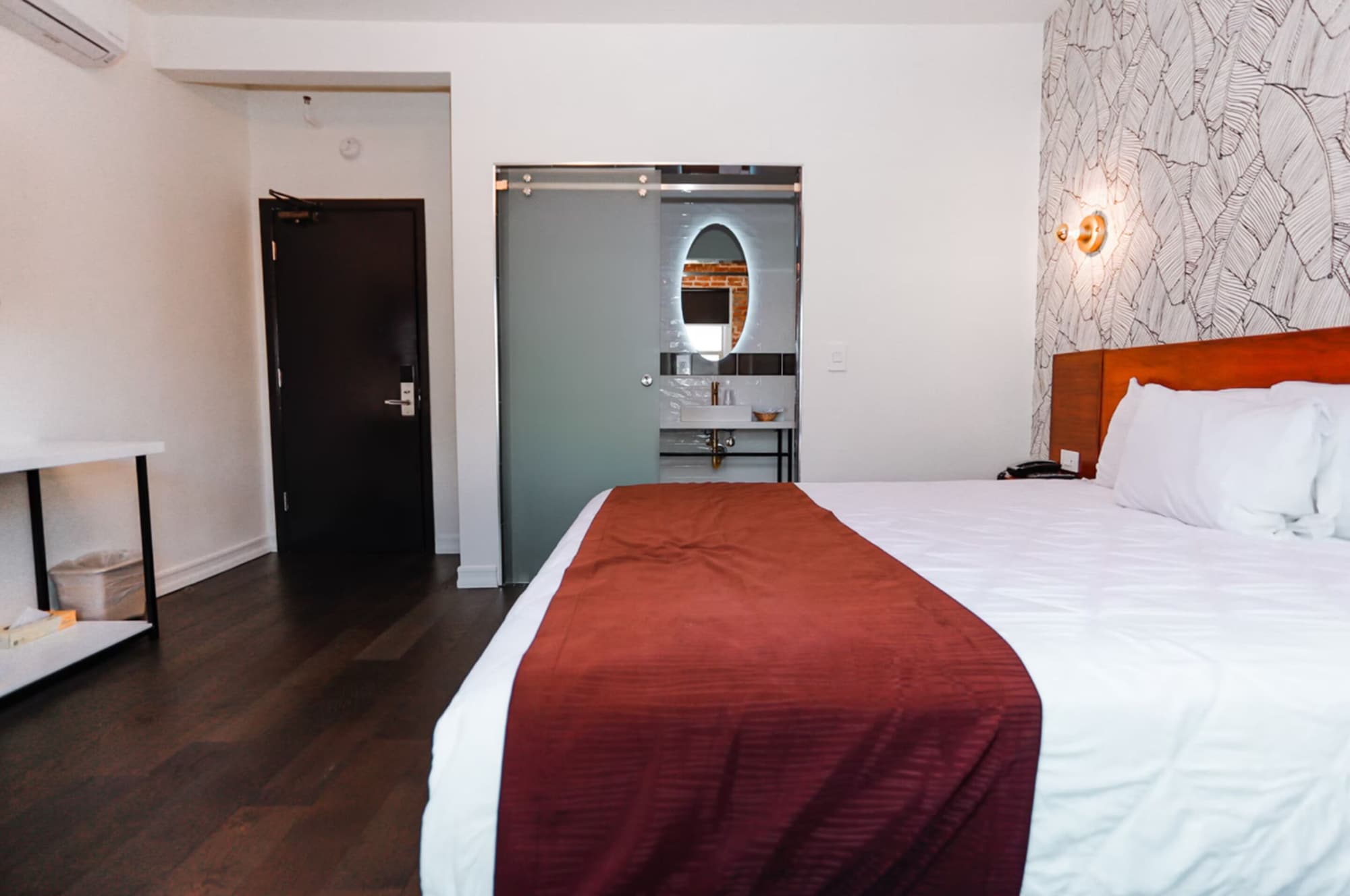 DELUXE, KING BED