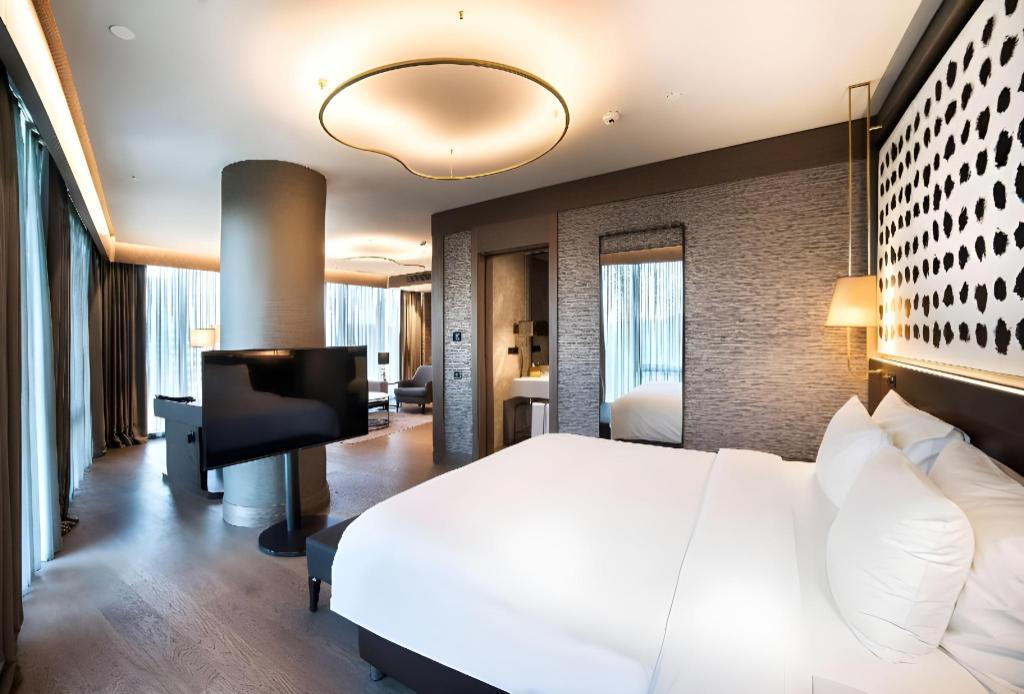 1 Bedroom, Suite, King Bed, City and Forest View