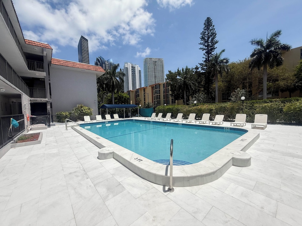Sunny Isles Apartments 68/73