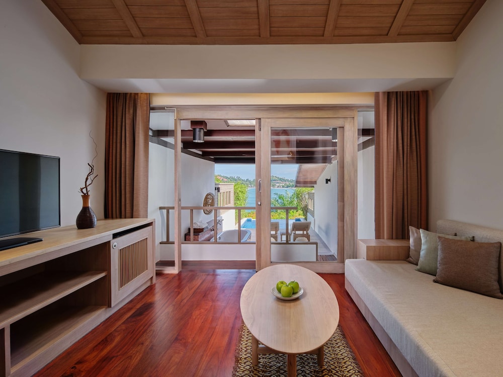 Pool, Suite, King Bed, Sea View, Hill Side