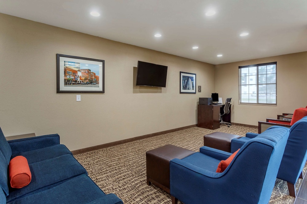 Comfort Suites Clarksville near Governors Square Mall 25/38