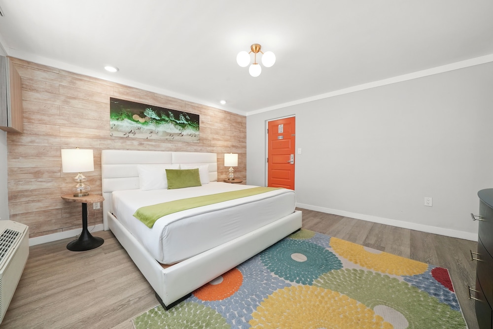 2 BEDROOMS, SUITE, QUEEN BED