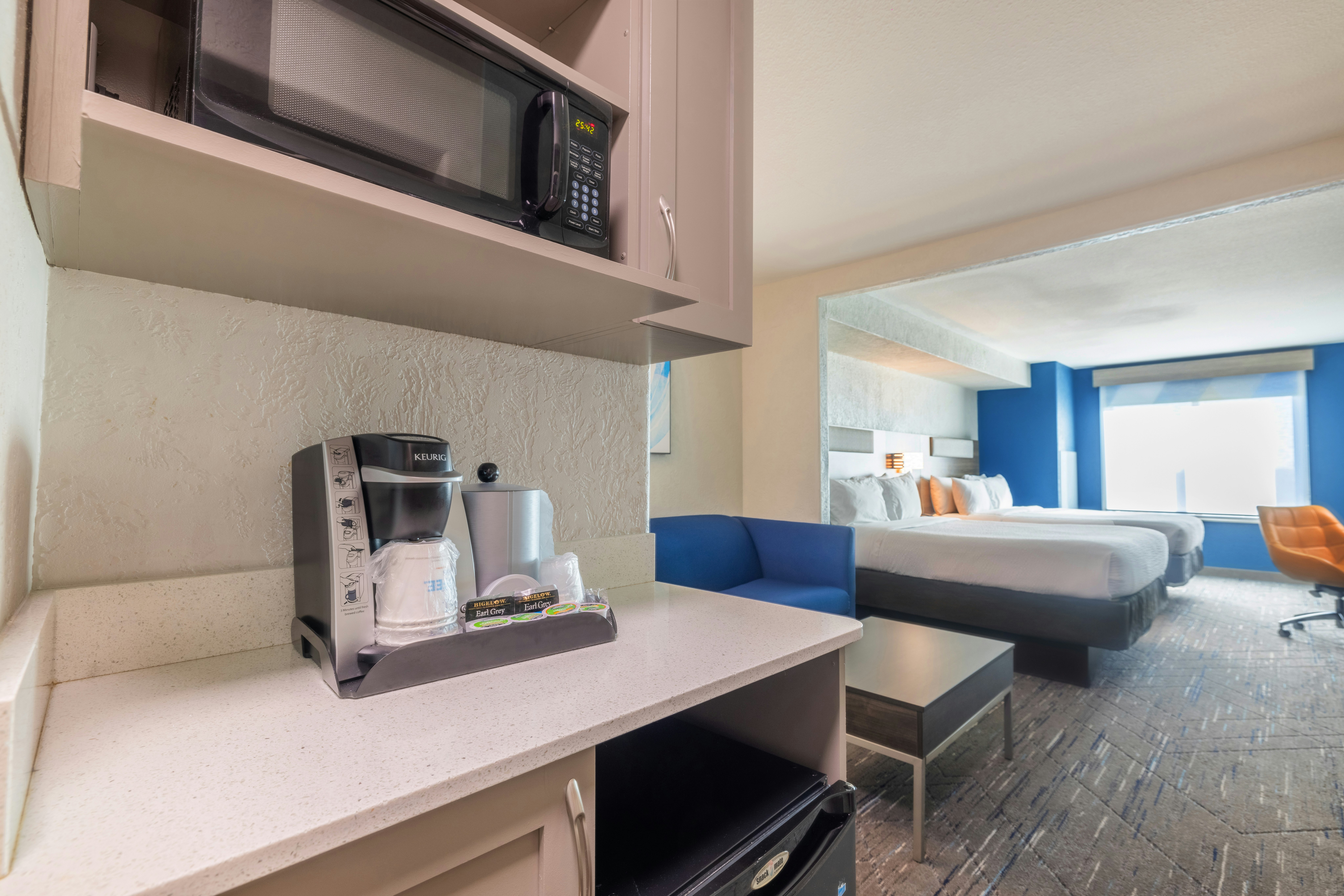 Holiday Inn Express Hotel Suites Kansas City Airport 71/72