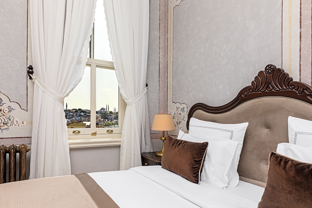 SUPERIOR, SUITE, CITY VIEW