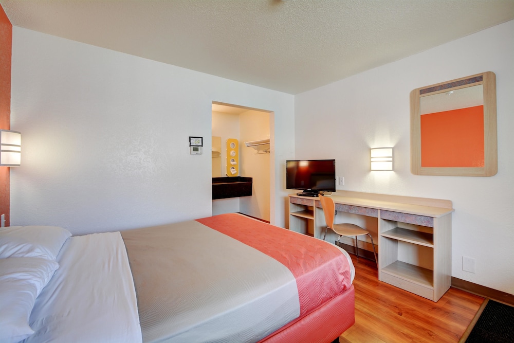 Motel6 Southington, CT - Hartford 21/43