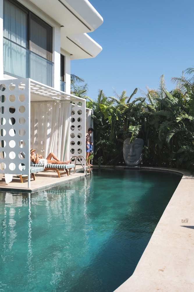 THE XON HOTEL 2/50