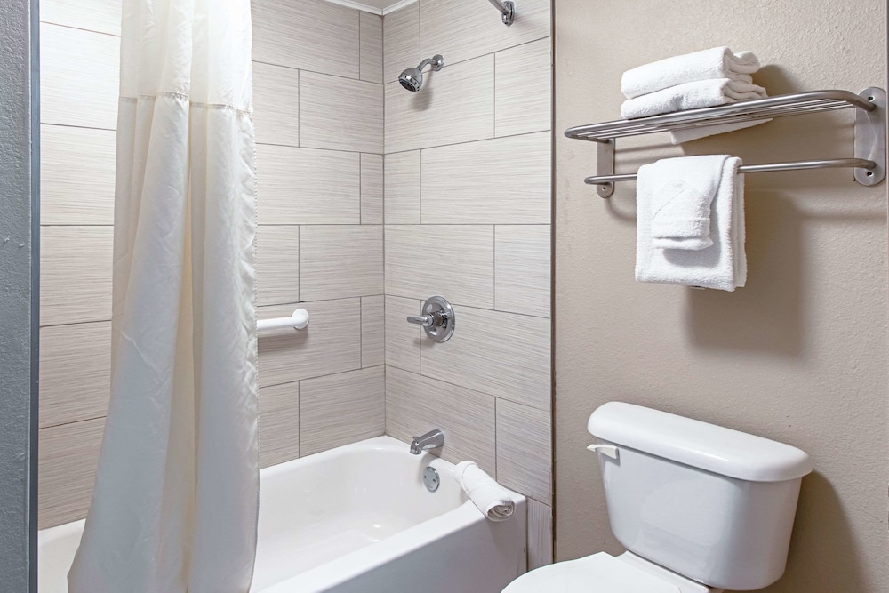 Econo Lodge Kingsville 14/16