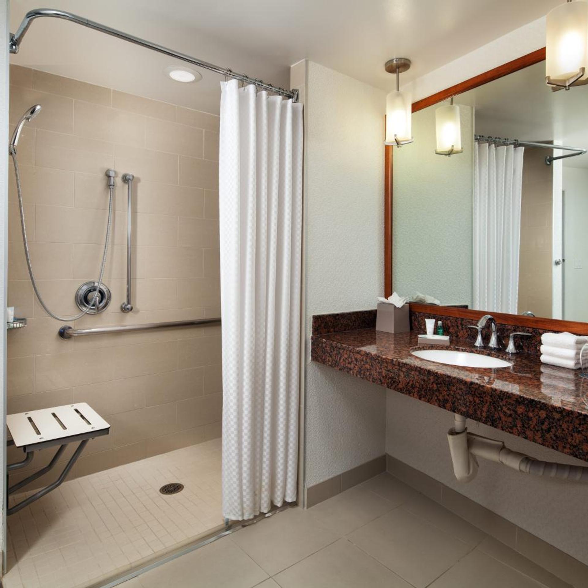 غرفة بسرير كوين لذوي الإعاقة، Westin Bonaventure 3/3