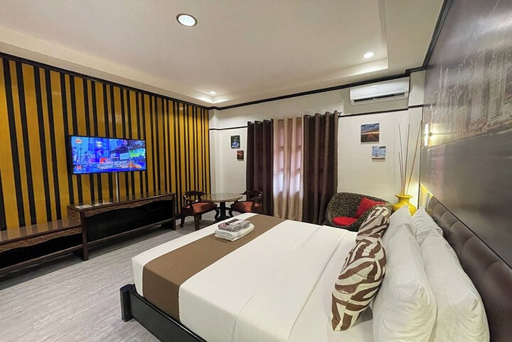 DELUXE, DOUBLE OR TWIN BED