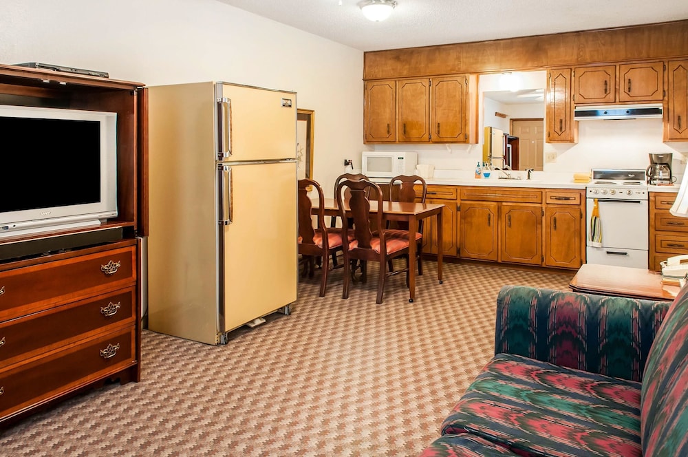 Econo Lodge Eagle Nest 24/25