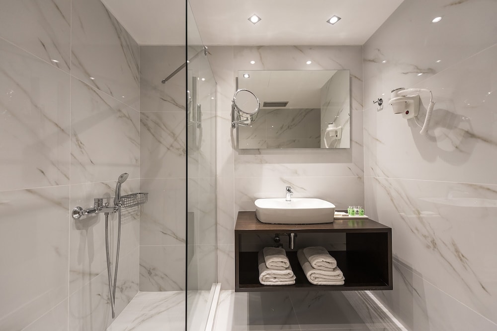 Best Western Plus Embassy Hotel 18/48