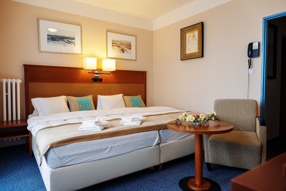 ROOM, TRIPLE